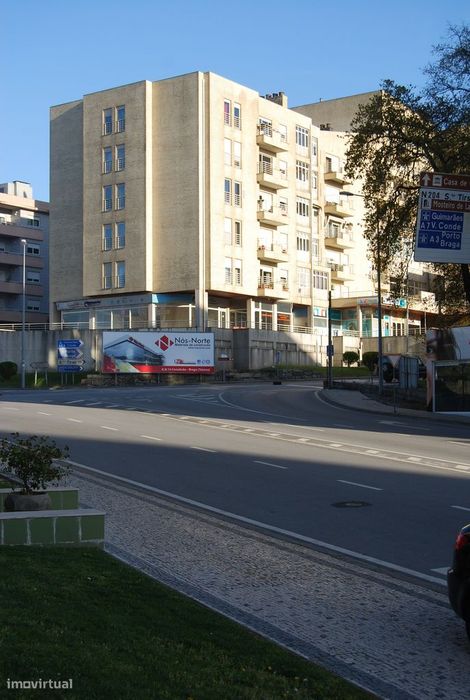 Vende-se Garagem Fechada e Arrumo - Famalicão