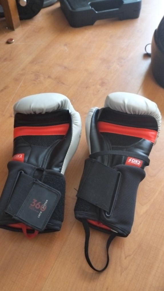 Luvas de box e kickboxing  14oz outshock