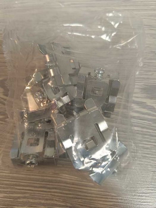 Крепление типа "крючок" для металлической кухонной мойки врезного типа