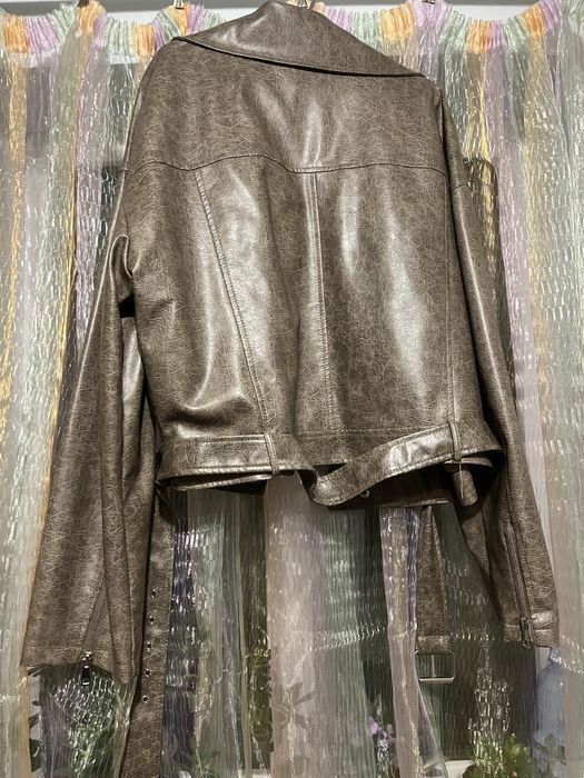 Елегантна жіноча куртка з екошкіри