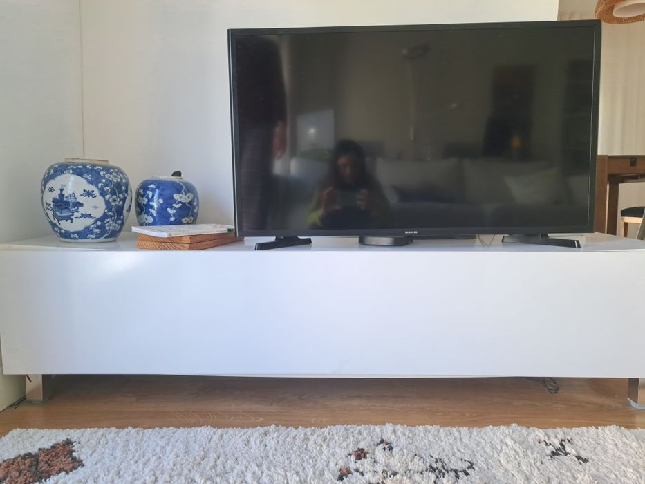 Aparador móvel para tv branco com pés