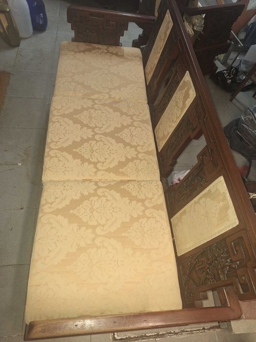 Sofa em madeira maciça,  perfeito para quem gosta de antiguidades