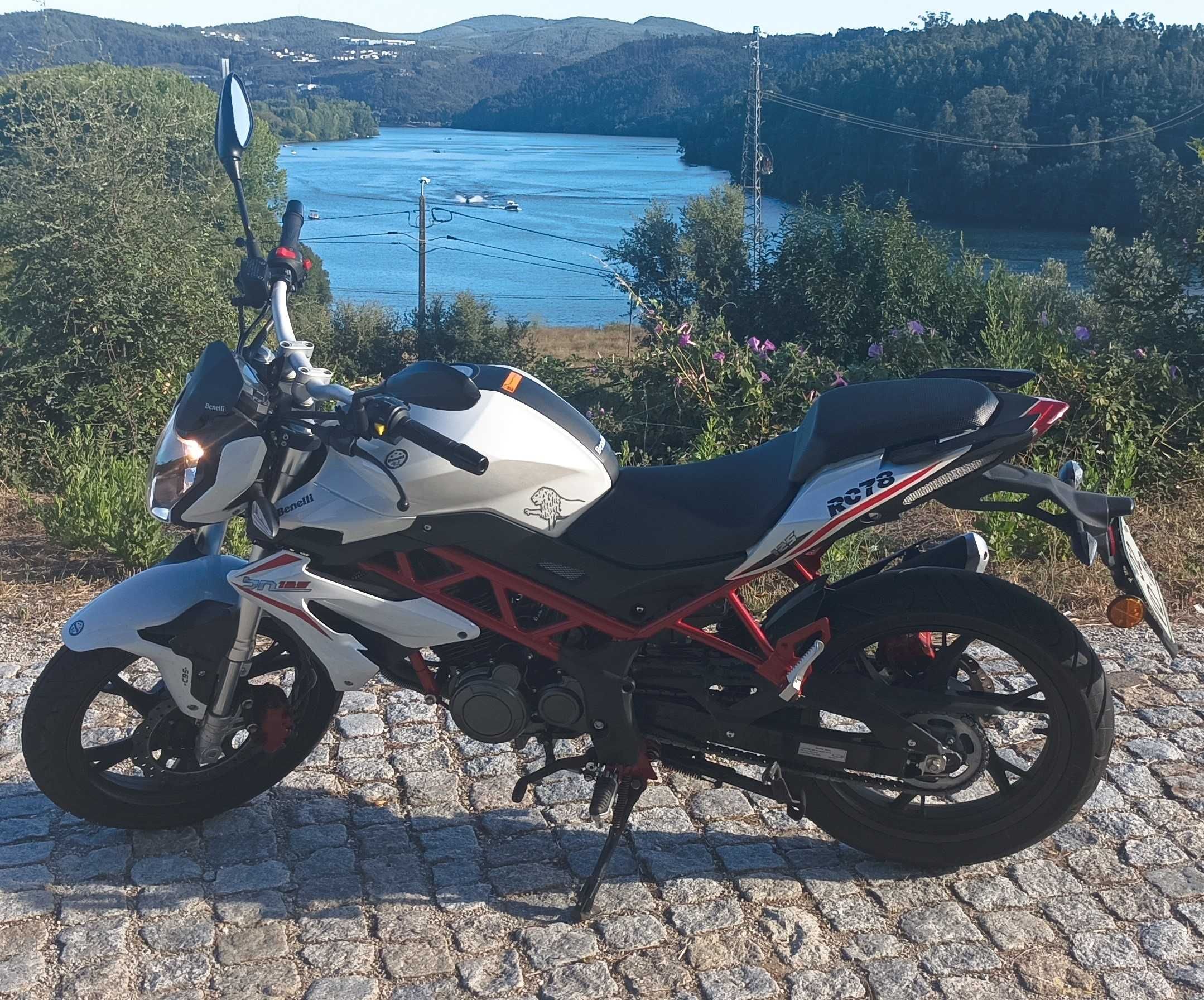 Benelli BN125 como nova