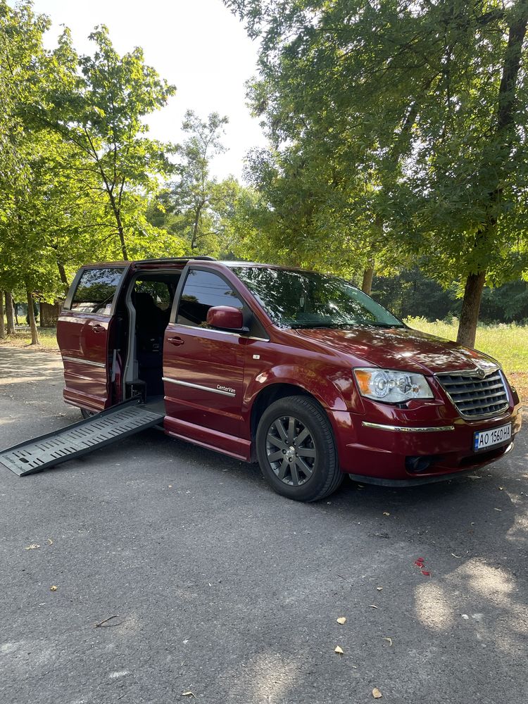 Chrysler Grand Voyager з пандусом для людей на кріслі колісному