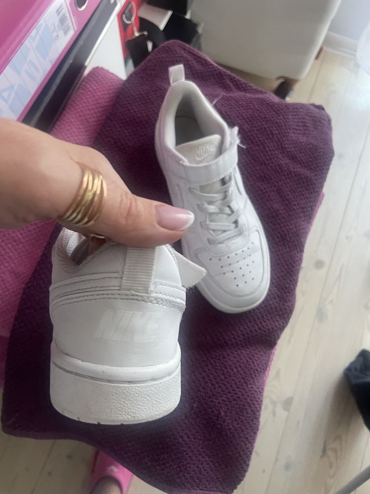 Biale skorzane adidasy za kostke Nike 31,5