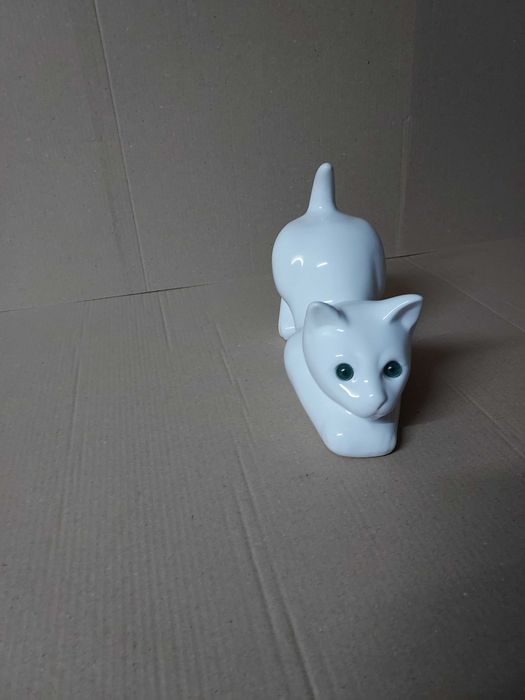 Gato Branco em Posição de Caça – Estatueta em Cerâmica