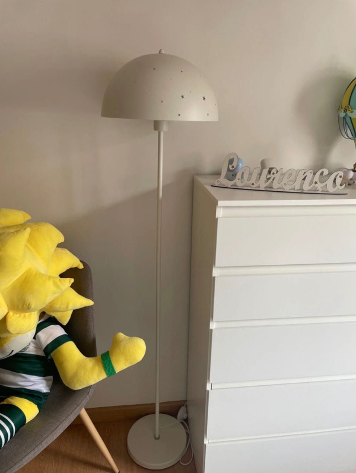 Candeeiro de pé com estrelas (quarto infantil)