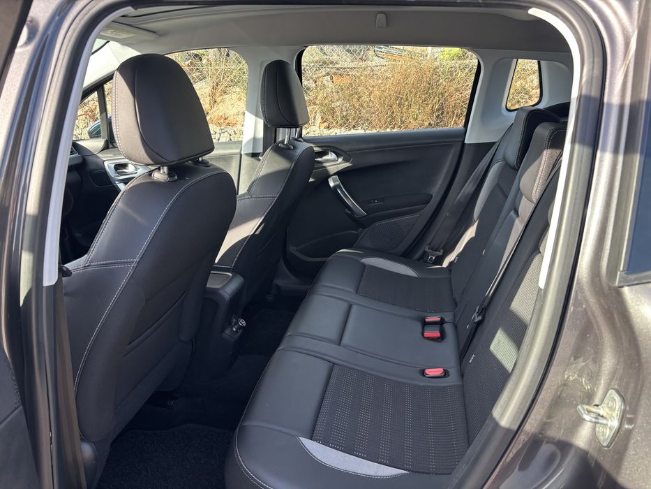 Peugeot 2008 Allure (2016) 1,2 Ltr. - 81 kW PureTech TETO PANORÂMICO