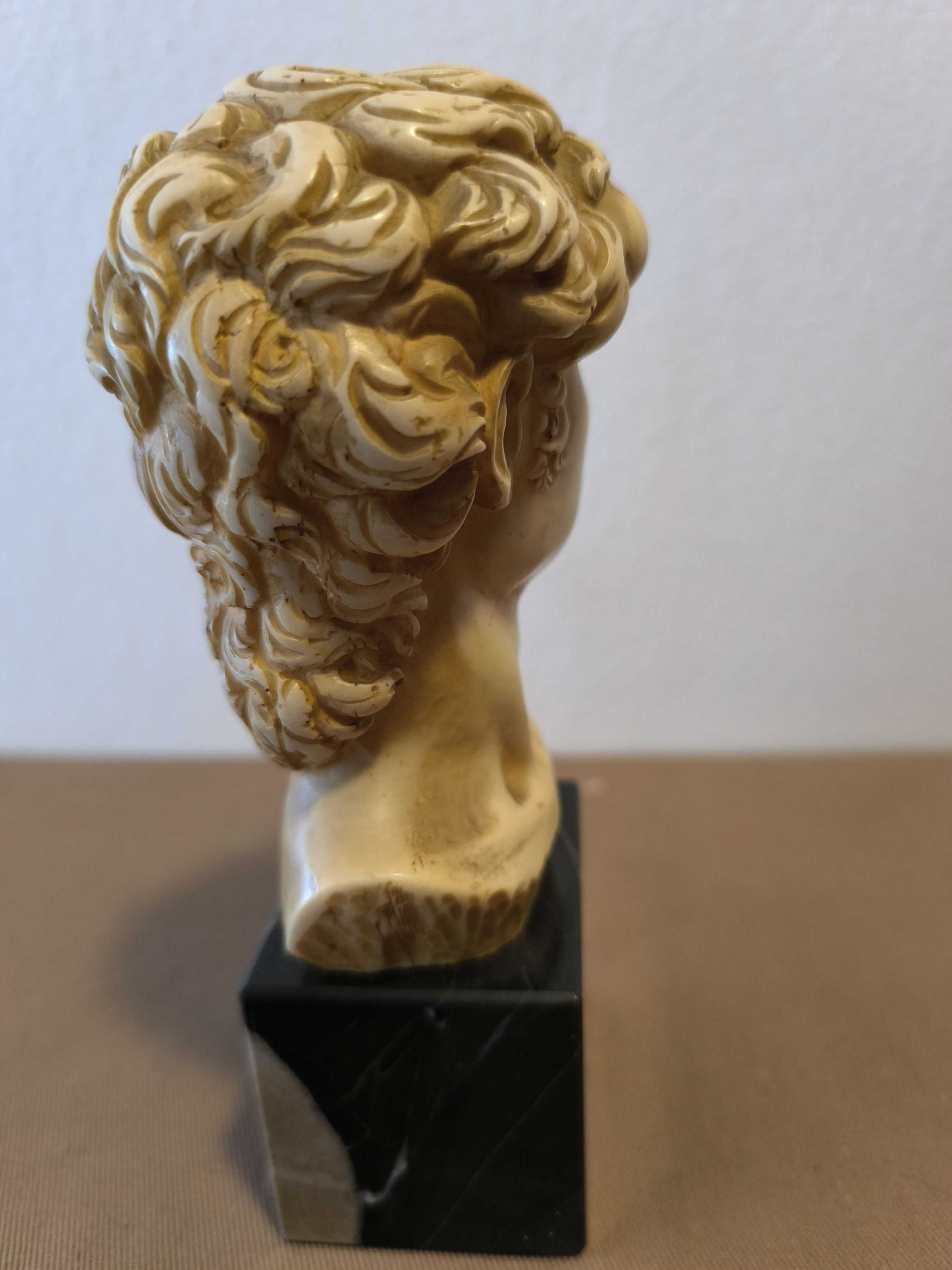 Escultura de um busto de David em resina,  com base em mármore preto