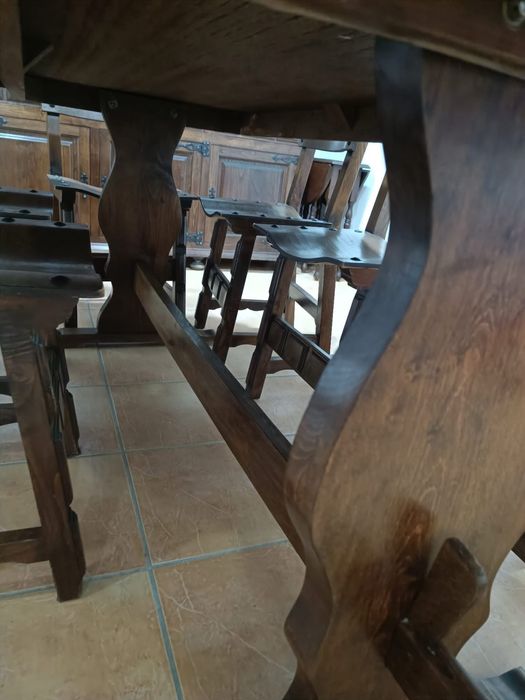 Mesa e 8 cadeiras - madeira maciça