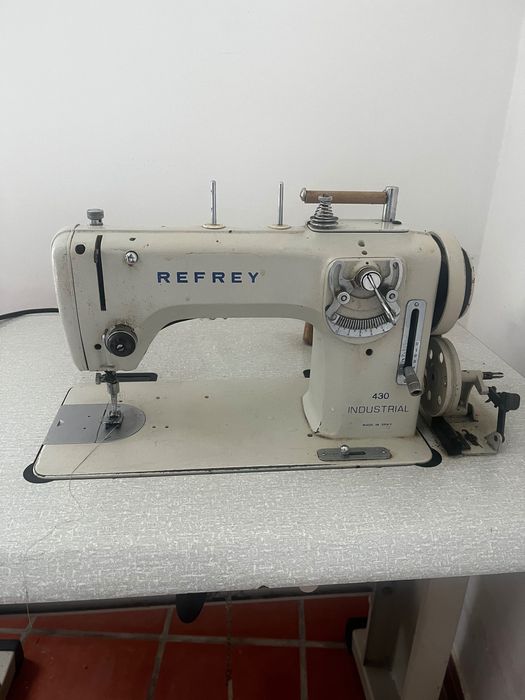 Máquina de costura Refrey Industrial  c/mesa e elétrica