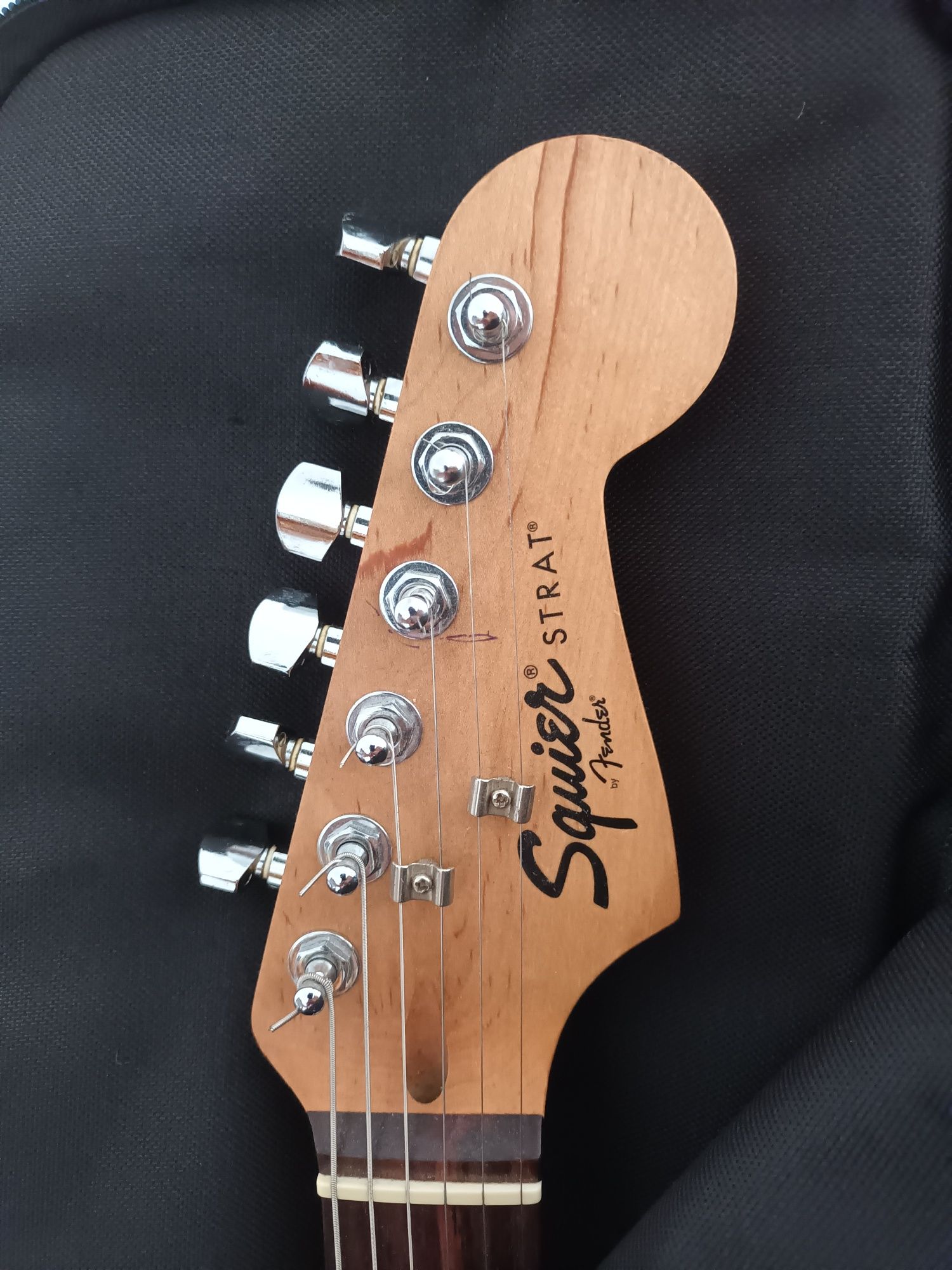 Guitarra elétrica sguier strat fender + pedaleira G3n zoom