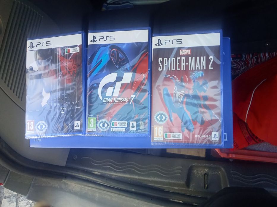Vendo PS5 nova com 3 jogos