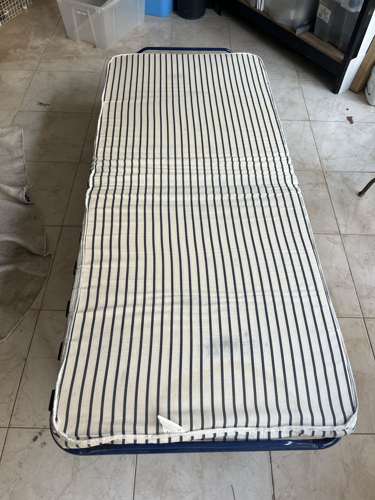 Cama desdobrável individual