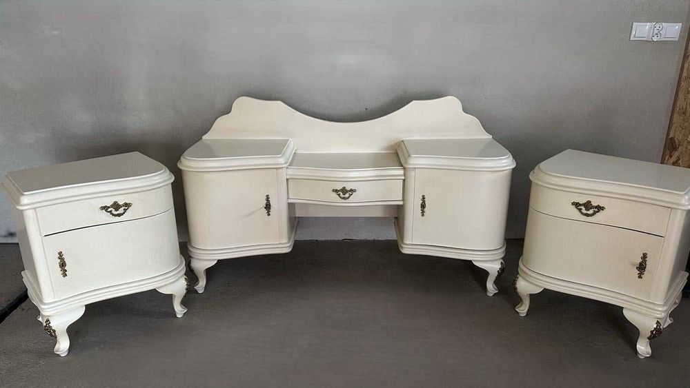 Kpl mebli włoskich toaletka 2 szafki nocne i 2 pufy Wysylka dowoz