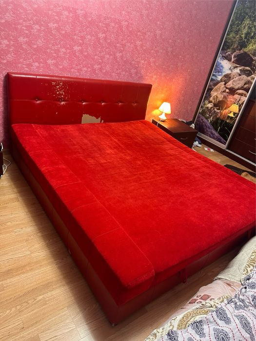 Двоспальне ліжко з матрацом