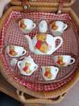 Cesta com serviço de chá de brincar em porcelana