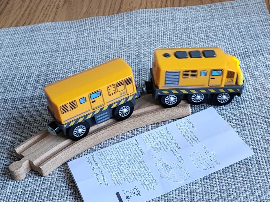 Жовтий Поїзд на батарейках з вагонм Новий BRIO LILLABO Новий