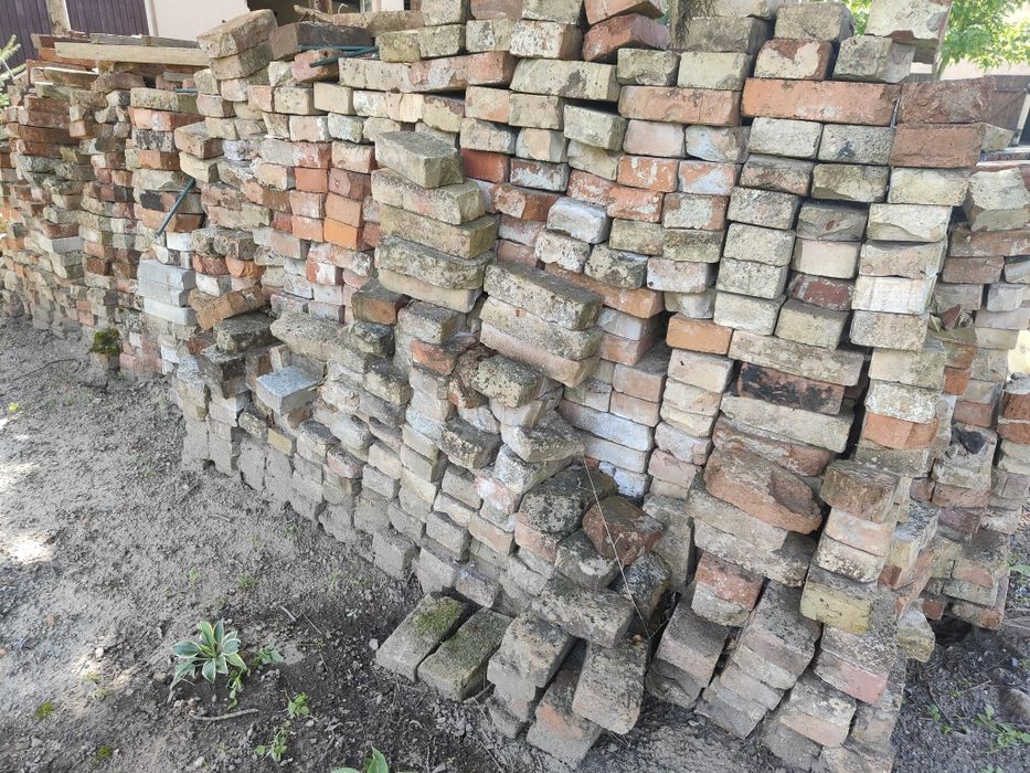 Stara cegła rozbiórkowa