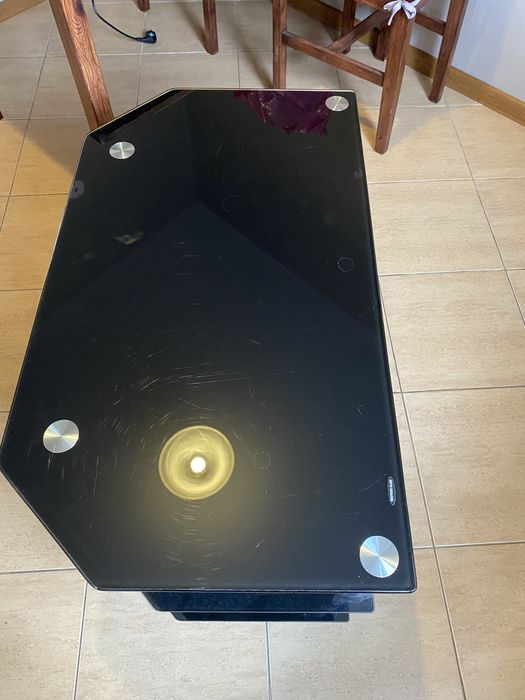 Stolik rtv ze szklanymi półkami