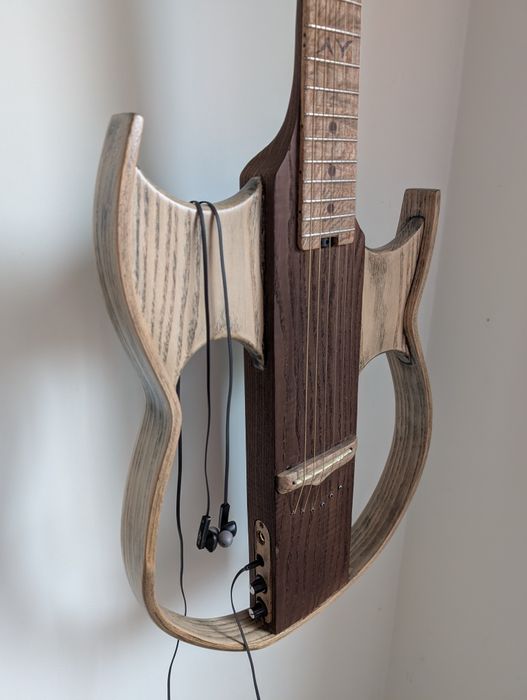 Тиха гітара з виходом на навушники