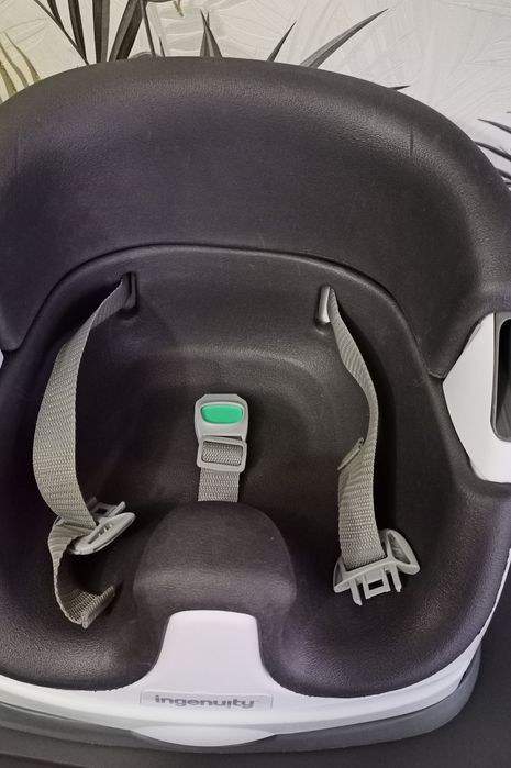 Дитяче сидіння-бустер Ingenuity Baby Base 2-in-1.