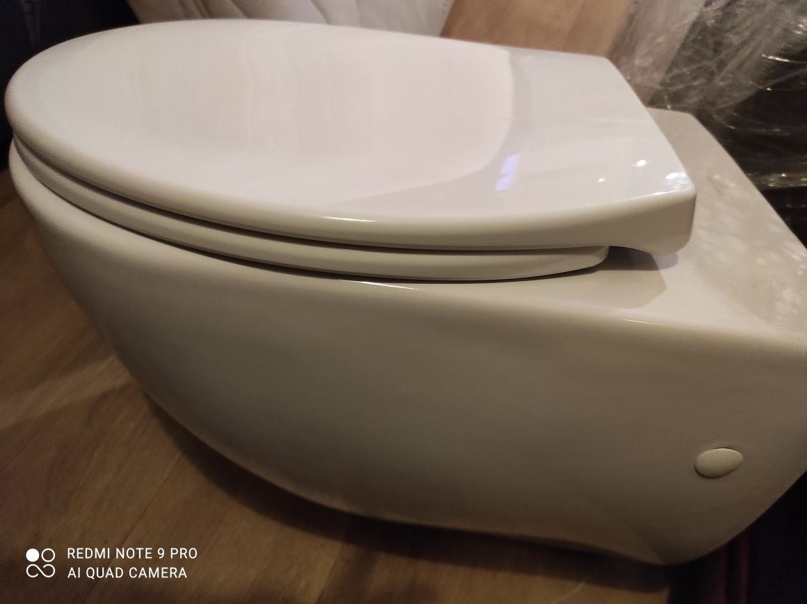 Miska WC wisząca z deską sedesową