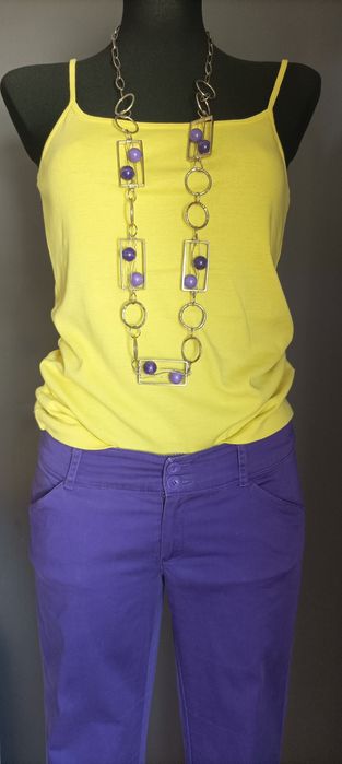 Conjunto calça skinny jeans Mango, top e colar
