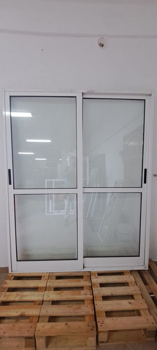 Janelas e portas em alumínio branco