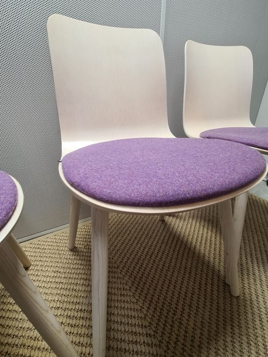 Krzesła Martela Sola białe z fioletową tapicerką design Antti Kotila