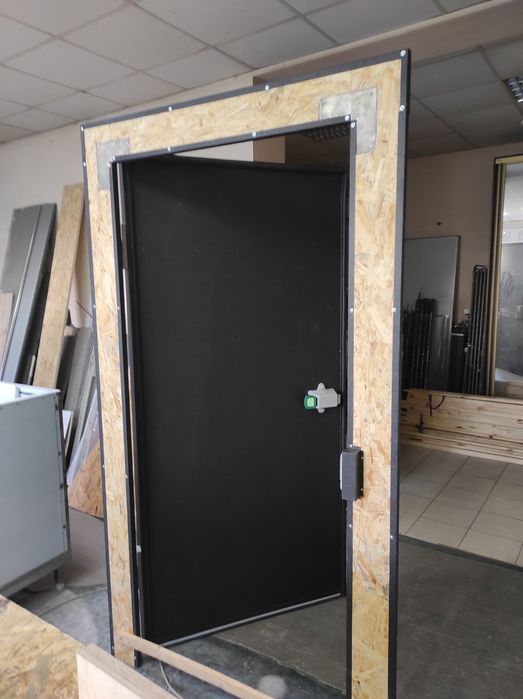 Двері в холодильну камеру