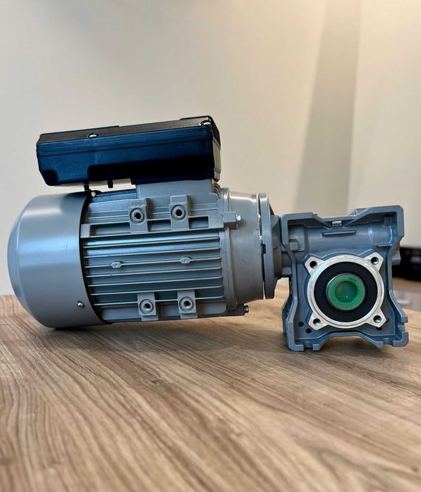 Napęd jednofazowy do maszynki alfa 32: 93/obr, 750W, 230V motoreduktor