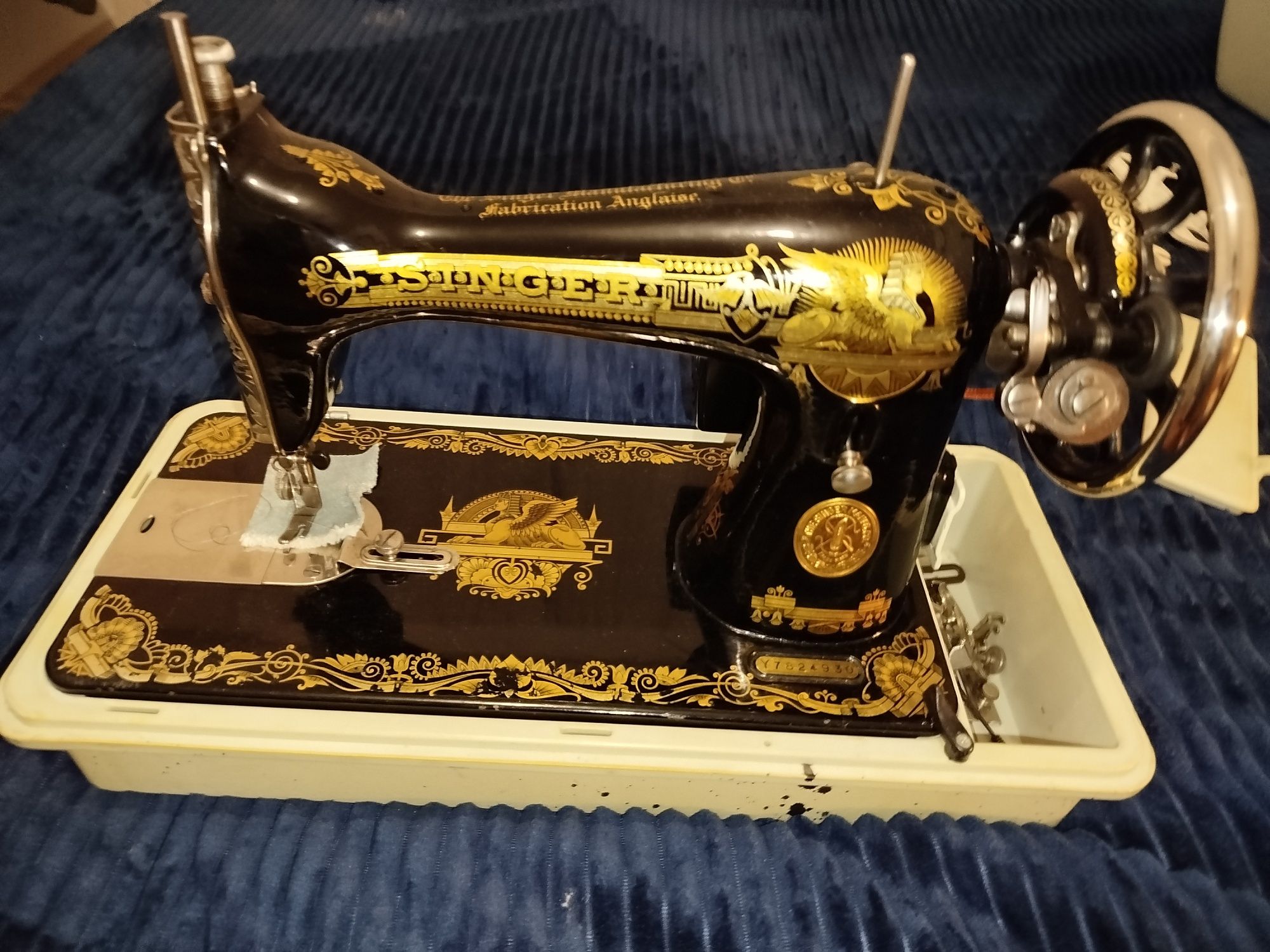 Máquina de costura Singer com mala de transporte
