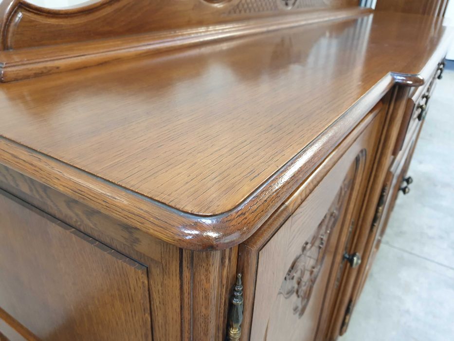 Piękna jadalnia ludwikowska komoda, witryna i stół i sześć krzeseł.