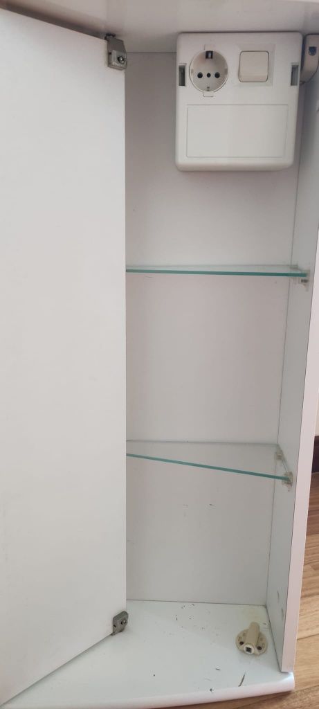 Espelho de casa de banho com arrumação