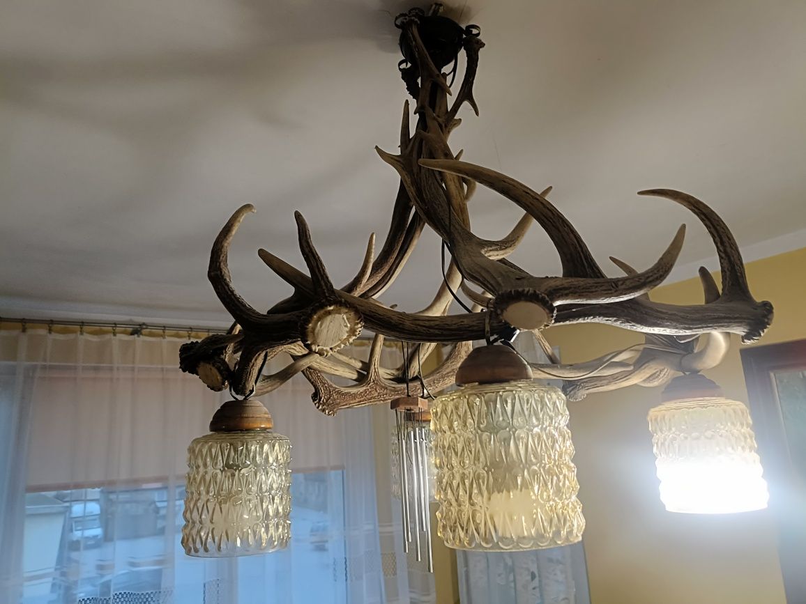 Lampa z poroża jelenia