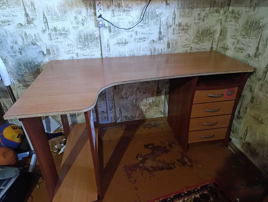 Стіл кутовий комп'ютерний