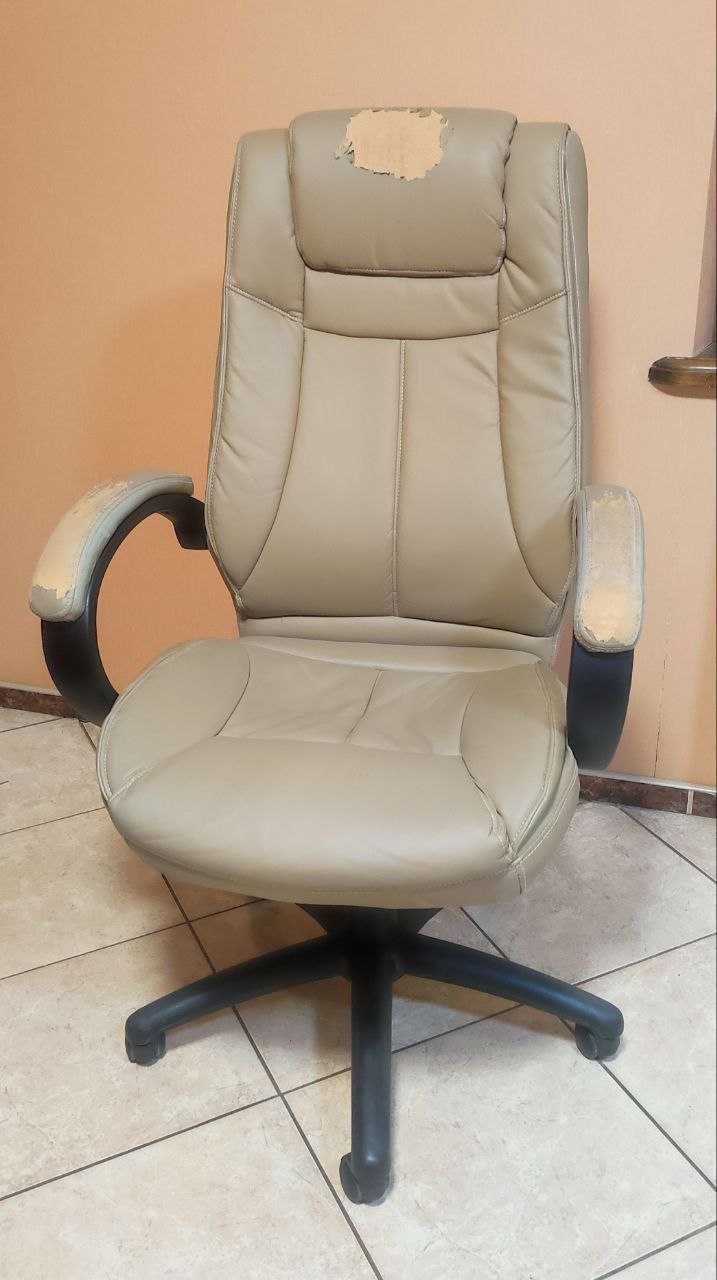 Офісний стілець крісло на колесиках