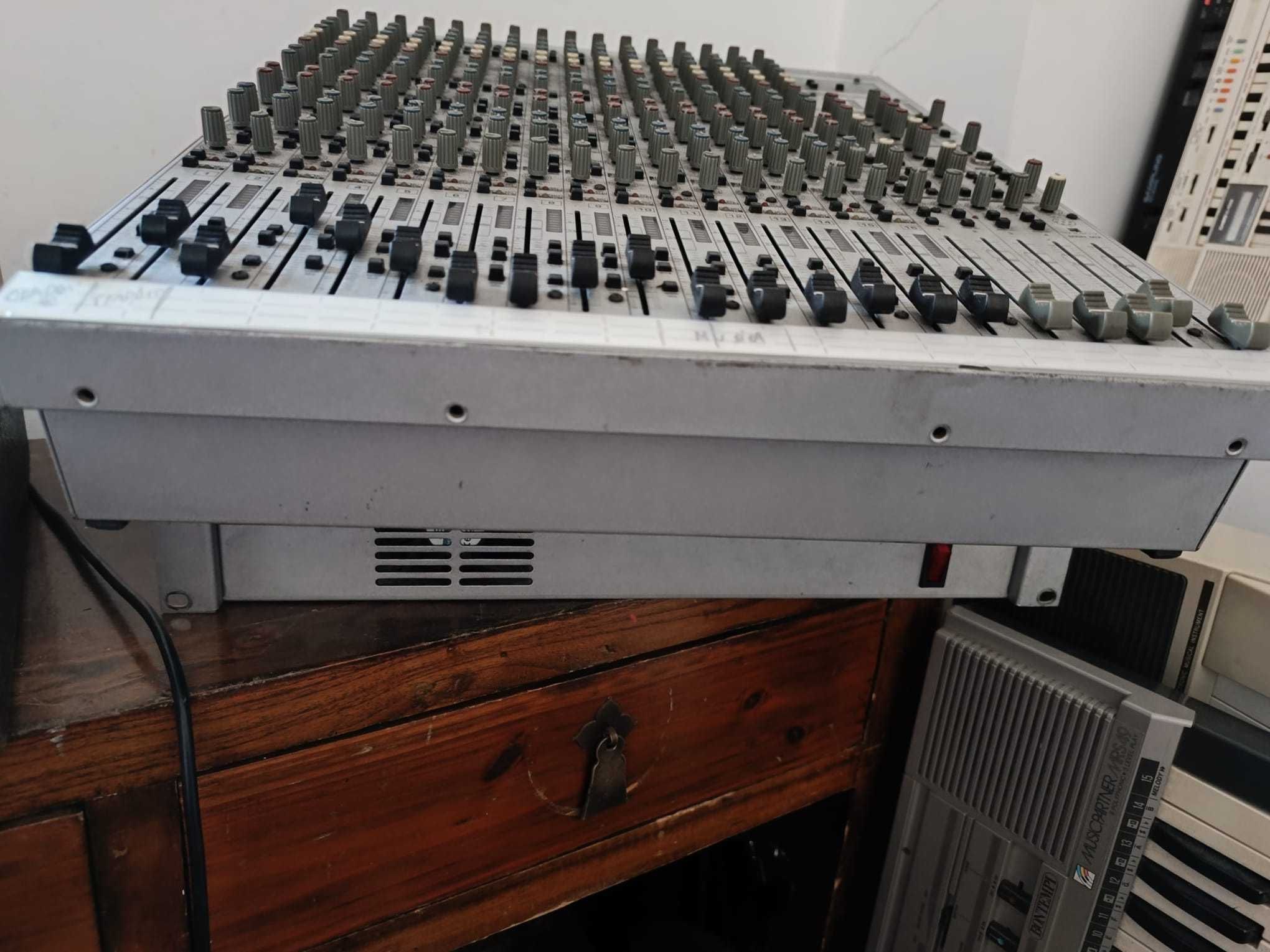 Mesa de mistura de 32 canais Behringer mx3242x