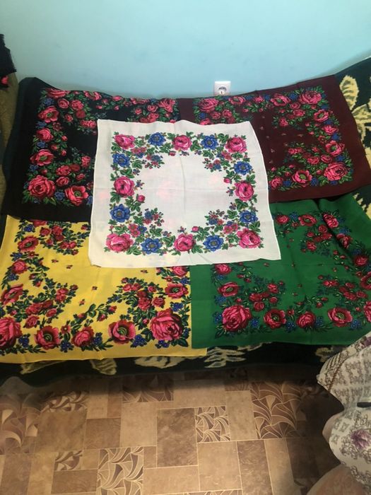 Старовинні шерстяні платки.