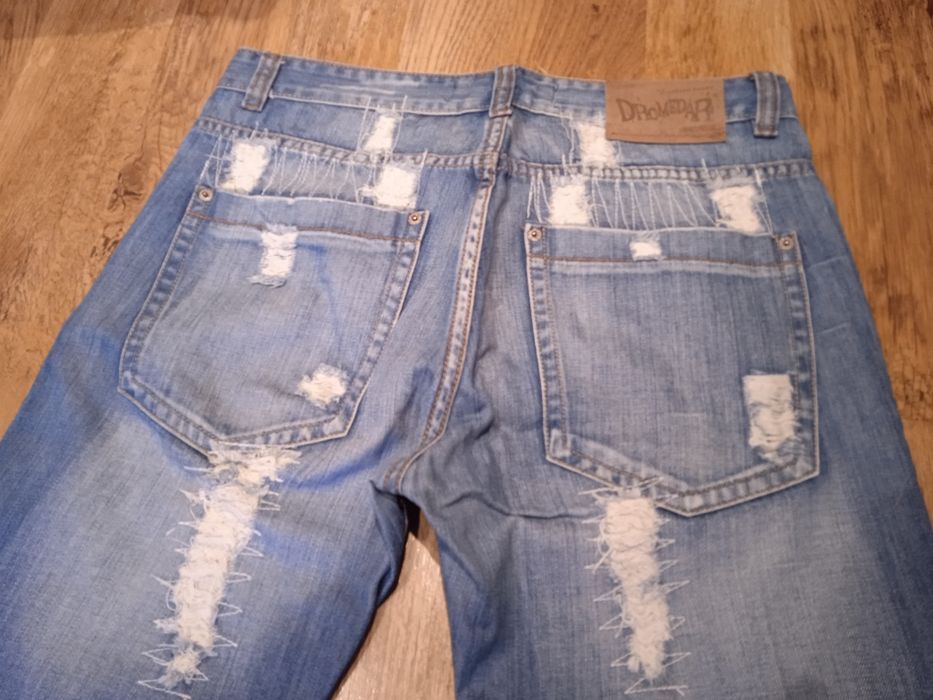 Jeansy z przetarciami 33