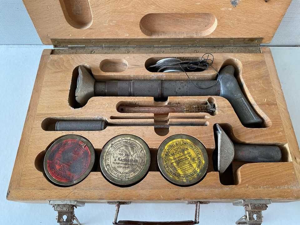 Pistola de fulminantes antiga (cravar pernes de aço)