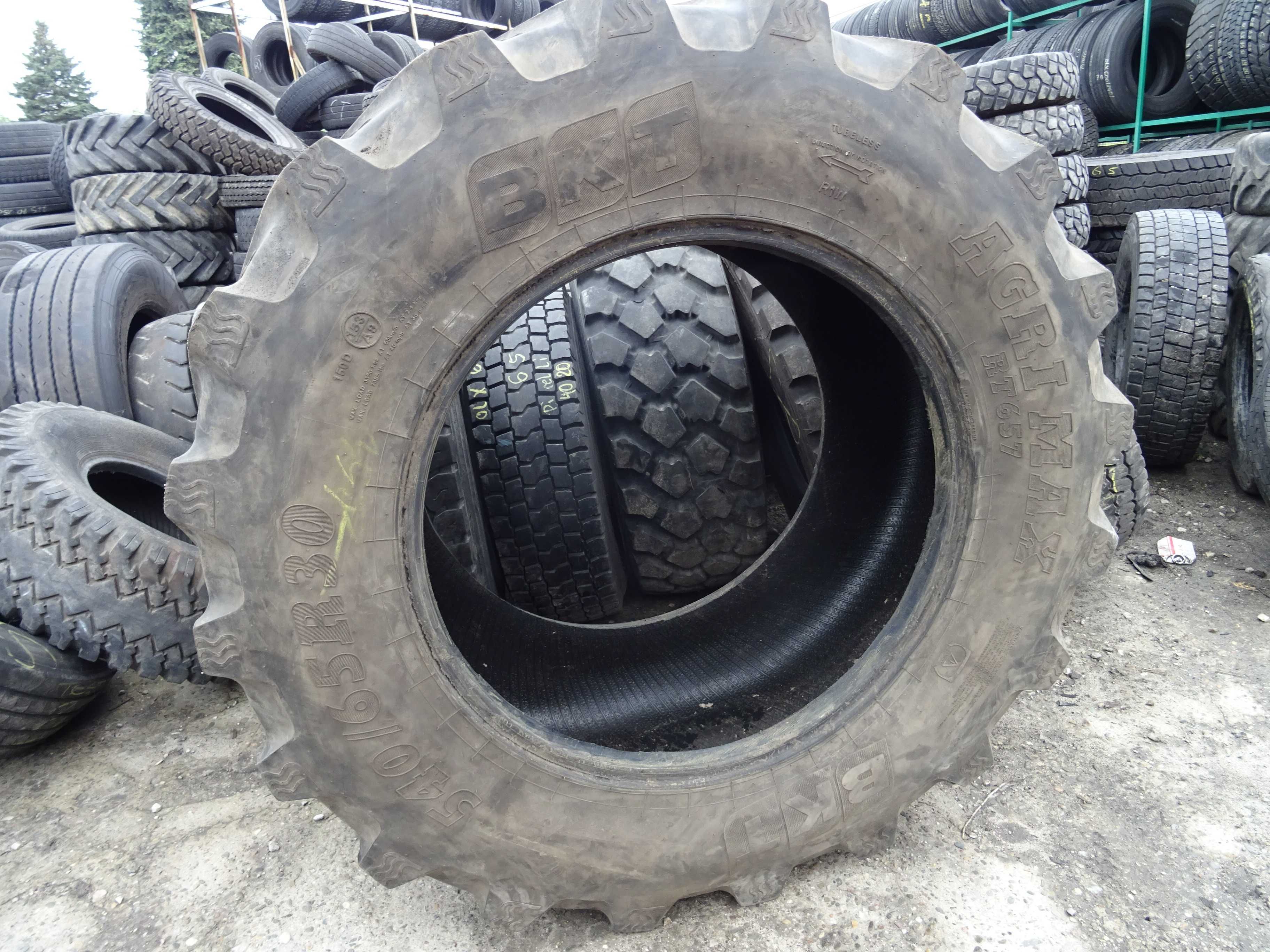 Opona 540/65R30 BKT AGRIMAX RT 657 (950 netto)