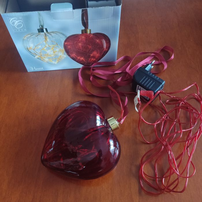 Ozdobne czerwone świecące serce