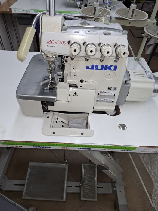 Máquina de corte e cose como nova