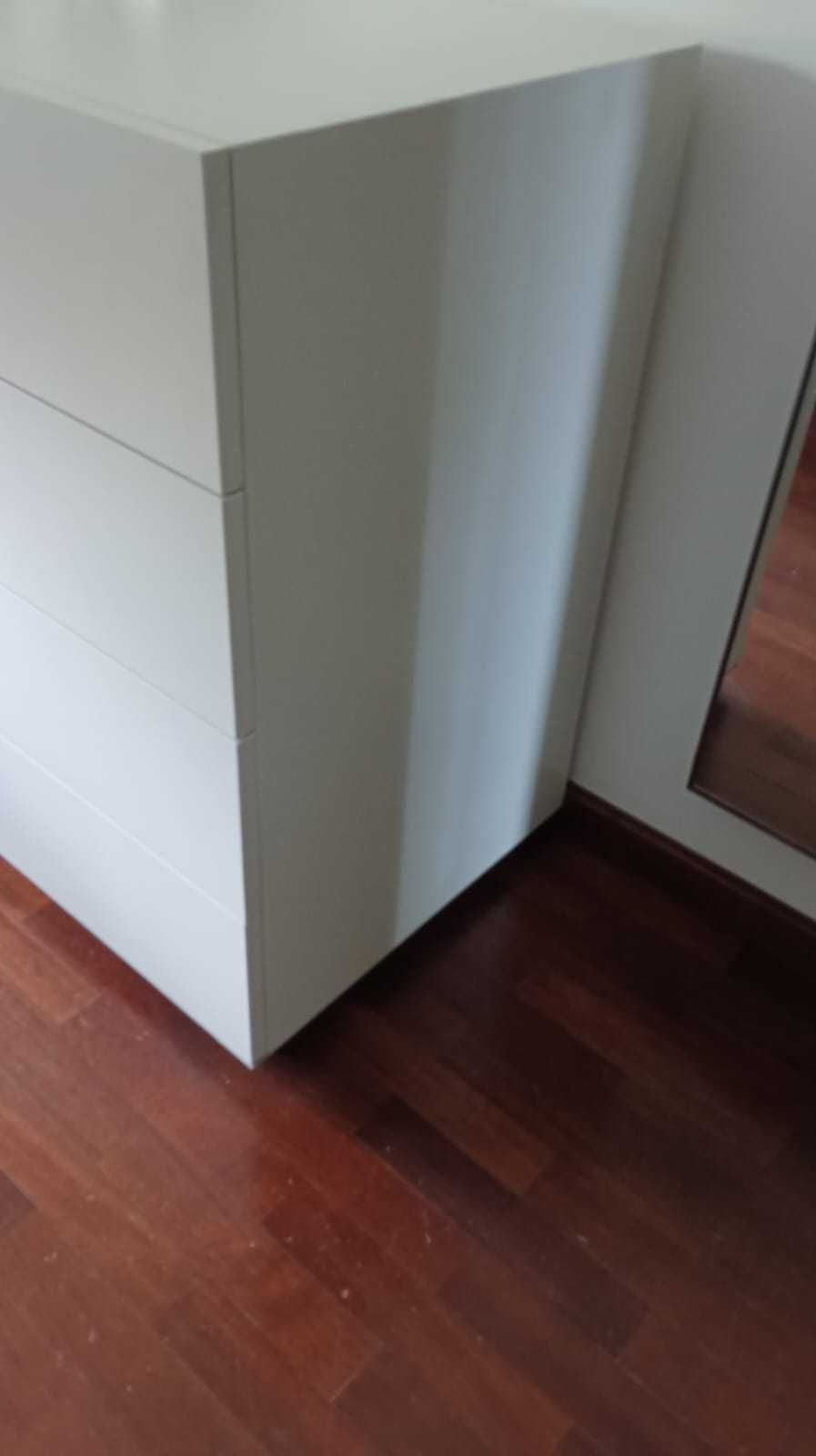 Cómoda branca de quarto