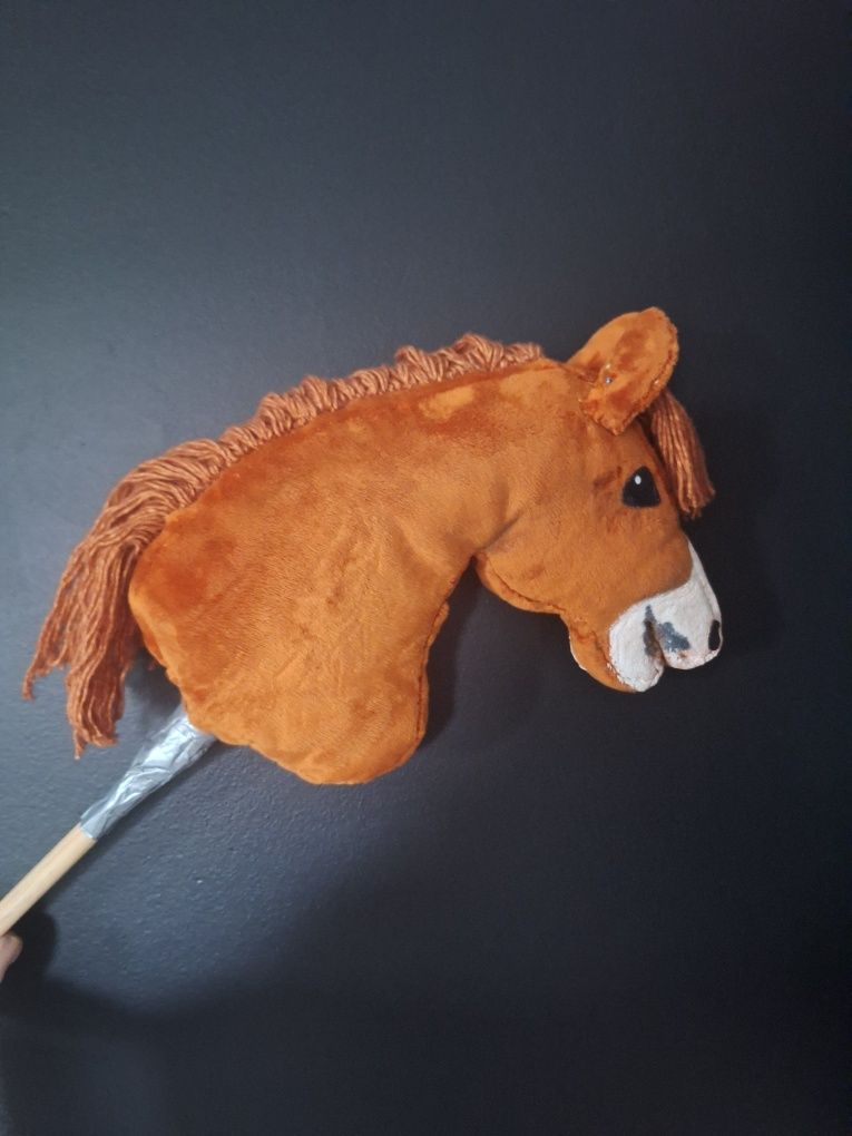 hobby horze koń konik na patyku rudy