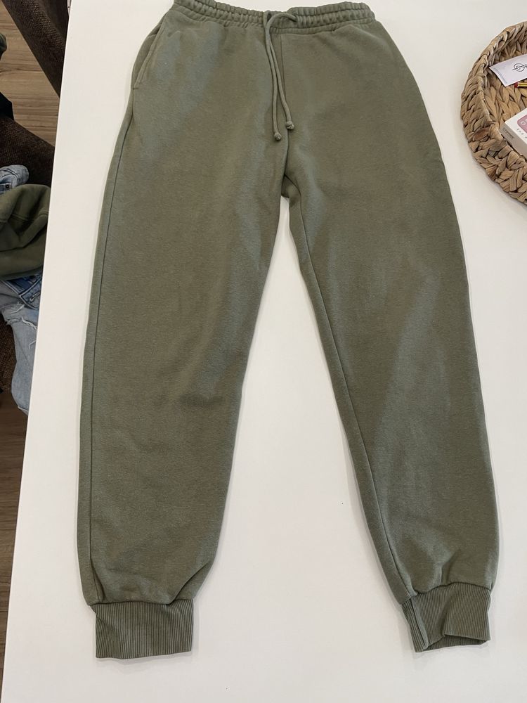8 peças de roupa de diferentes estilos.