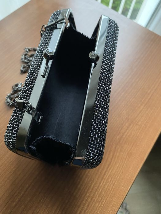 Lindíssima clutch / pochete, metálica, preta