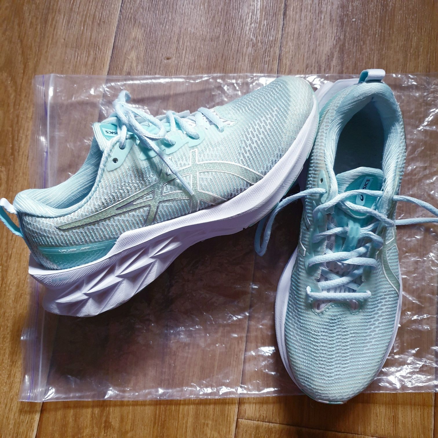 Asics 37.5 жіночі кросівки для бігу 24см